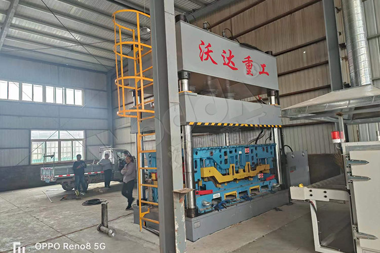315噸汽車(chē)內(nèi)飾件液壓機(jī)客戶現(xiàn)場(chǎng)